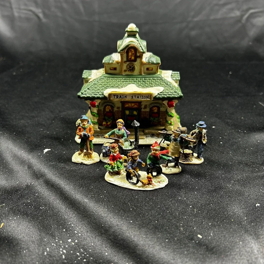 Windham Heights 2005 Christmas Village Train Station and Figurines Set 838555